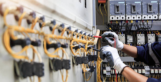 Professional Electrician technician working in Saginaw, MI